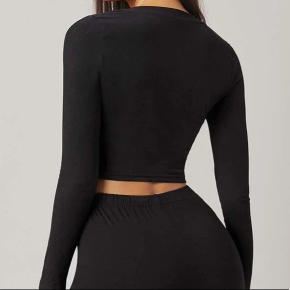 Black Top 1X 🖤 Sexy Plus Crop - Picture 2 of 3